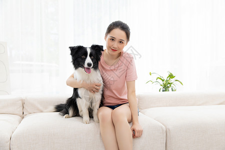 美女和宠物牧羊犬居家陪伴图片