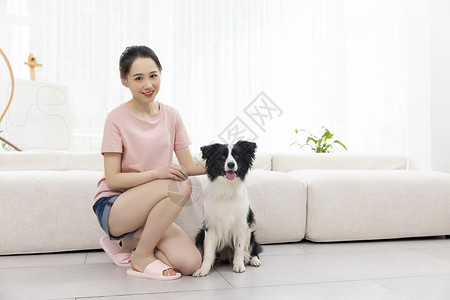 美女和宠物牧羊犬居家陪伴图片