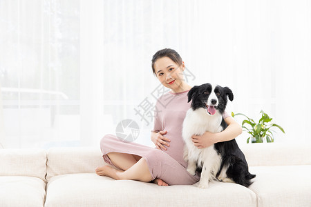 美女孕妇居家与宠物狗狗相伴图片