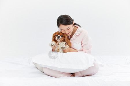 睡衣居家女孩与宠物狗相伴背景图片