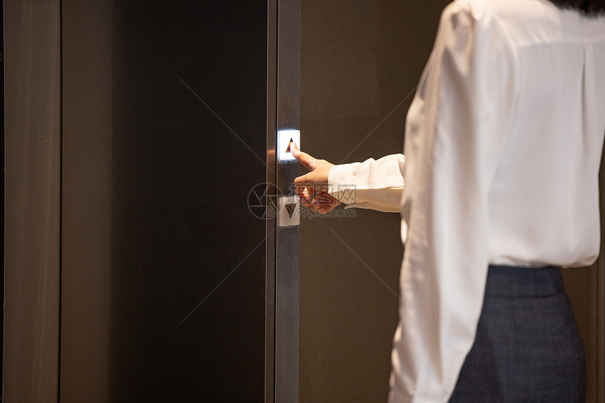 女性按电梯手部特写图片