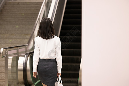 乘坐地铁下班的女性背影图片