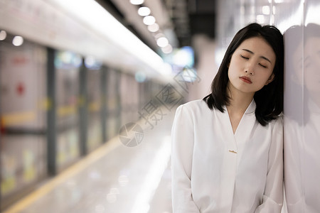 乘坐地铁下班的疲惫女性背景图片