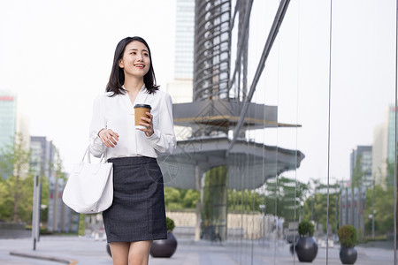 城市职场女性白领喝咖啡图片