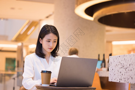 线上业务在咖啡厅办公的职业女性背景