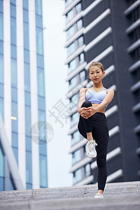 城市健身美女拉伸腿部图片