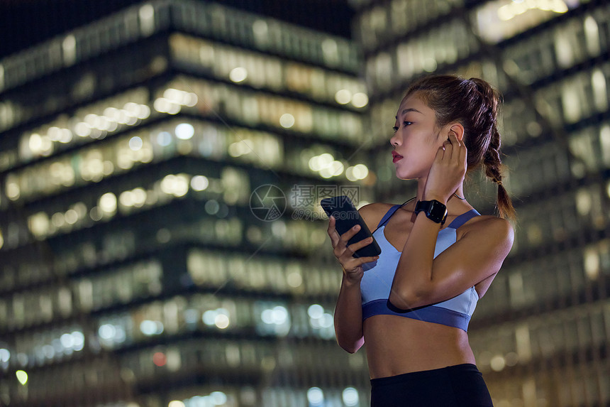 夜跑城市户外美女戴耳机图片