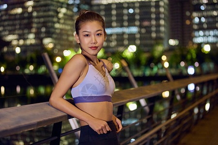 城市户外夜跑女性图片