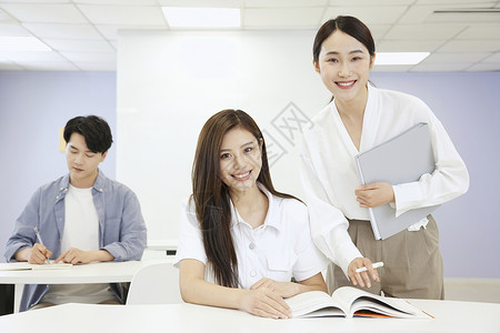 高考补习班海报成人教育补习班老师辅导女学生背景