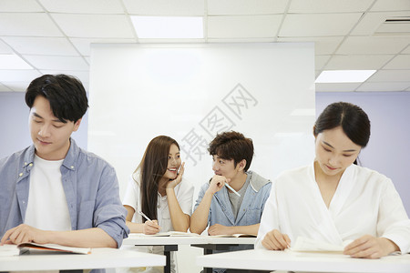 成人补习班认真学习的学生们背景图片