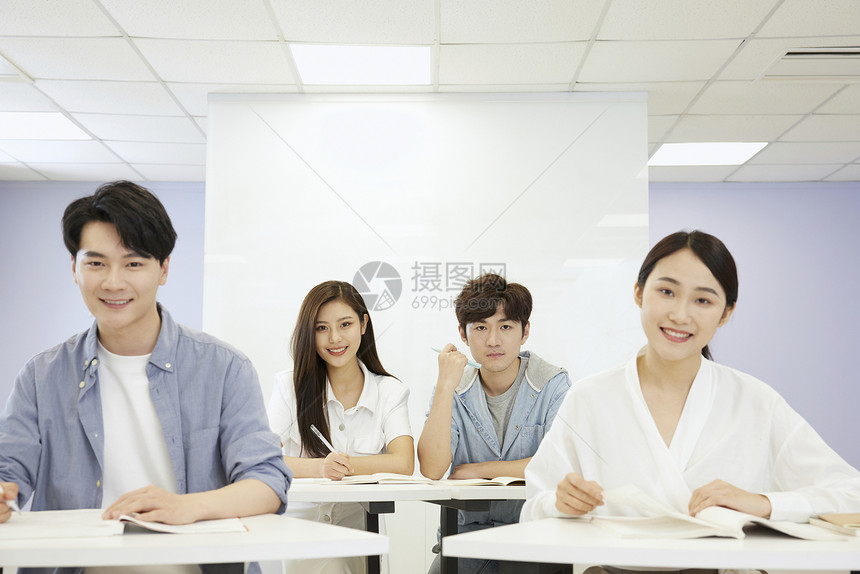 成人补习班认真学习的学生们图片