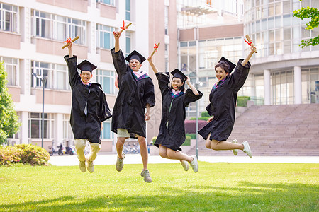 年轻大学同学拍毕业照跳跃高清图片素材