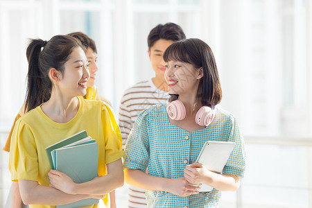 讨论小组年轻大学生一起下课背景