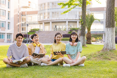 年轻大学生坐在草坪上形象高清图片