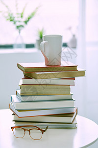 堆积的书本与杯子背景图片