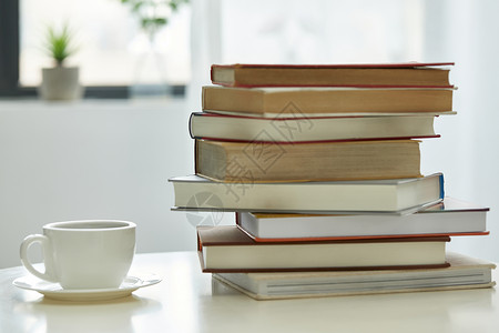 阅读日标题咖啡与堆积的书本背景