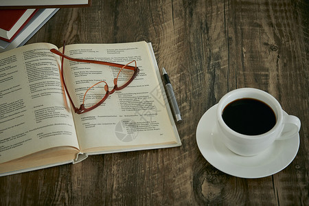 翻开的书本与咖啡背景图片