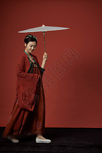 中国风古装美女手拿油纸伞走路图片