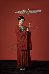 穿唐朝服饰的美女手撑油纸伞图片