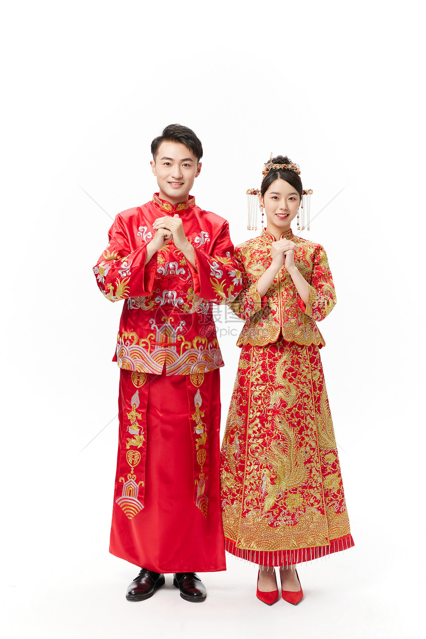 穿中式古装结婚礼服的新娘和新郎问候手势图片