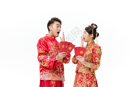 传统秀禾服饰的新婚夫妇收红包图片