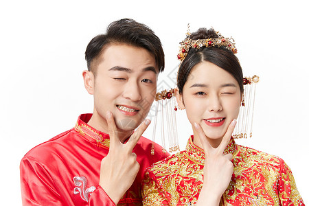 穿中式古装结婚礼服的俏皮新娘和新郎背景图片
