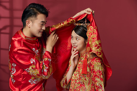 中国婚博会新郎揭开新娘的盖头背景