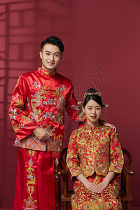 穿中式古装结婚礼服的新娘和新郎背景图片