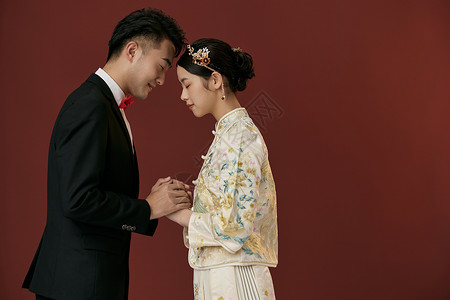 中国传统婚礼年轻情侣甜蜜相依结婚照背景