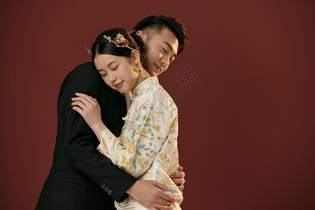 年轻情侣甜蜜拥抱结婚照背景图片