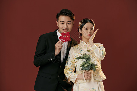 中式新郎年轻情侣中式婚纱照手拿喜字背景