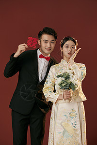 年轻情侣拿着喜字拍中式婚纱照高清图片