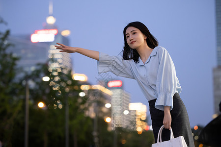 乘客车职场女性下班打车挥手招呼背景