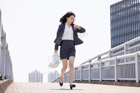 赶路人着急上班奔跑的女性背景