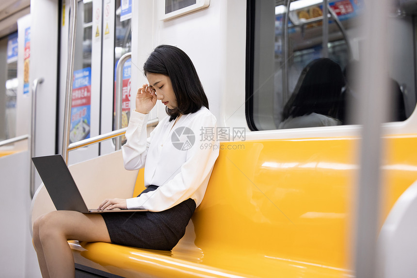 下班乘坐地铁的疲惫职场女性图片