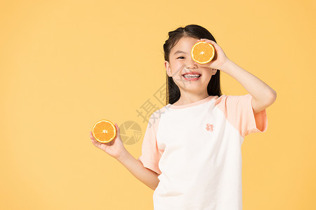拿着橙子开心的小女孩图片