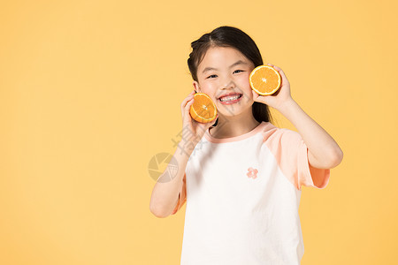 拿着橙子开心的小女孩高清图片