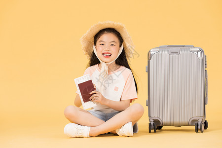 机票和行李箱手拿机票和护照抱着行李箱背景