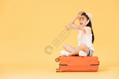 眺望远方的人坐在行李箱上眺望远方的小女孩背景