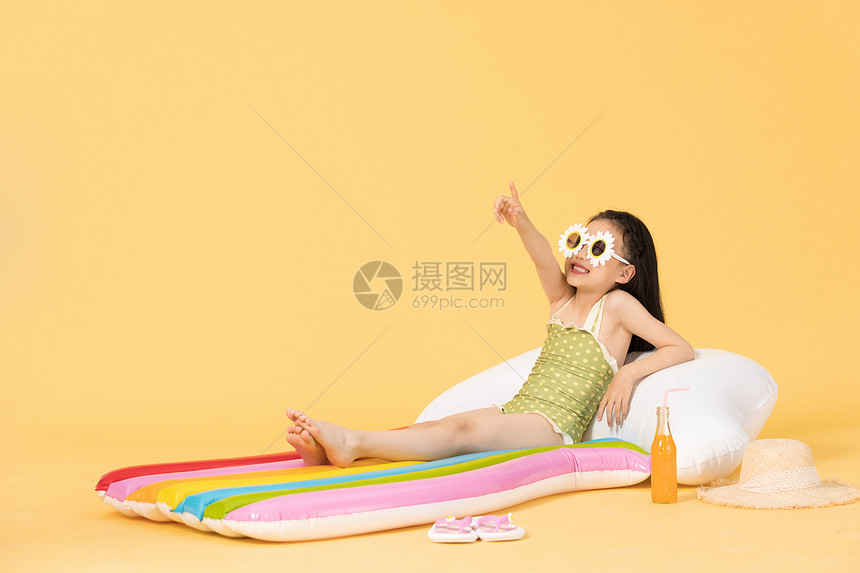 夏日泳装清凉儿童指引远处图片
