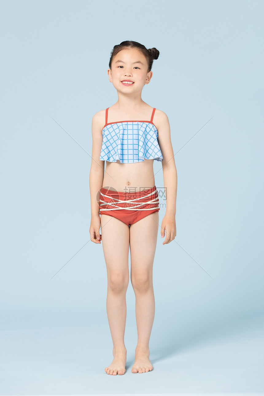游泳的可爱小女孩夏日泳装图片