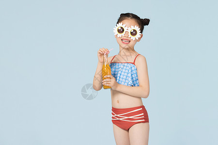夏天喝饮料的泳装女孩夏日泳装可爱小女孩喝饮料背景