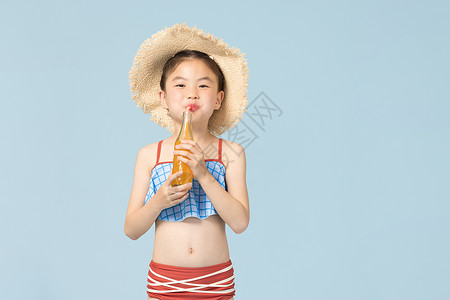 夏天喝饮料的泳装女孩戴草帽的可爱泳装小女孩喝饮料背景