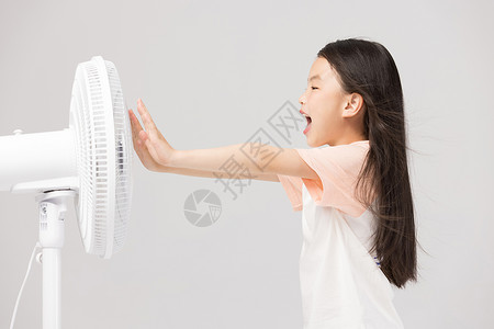 吹电风扇乘凉的小女孩图片