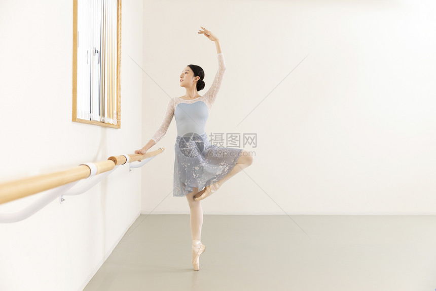 跳芭蕾舞的年轻女老师图片
