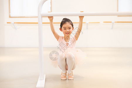 跳芭蕾的小女孩热身拉伸图片