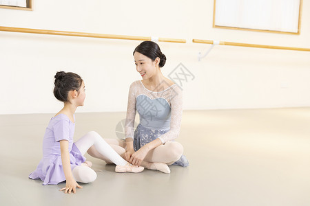 线描老师谈话芭蕾舞老师与小女孩谈话背景