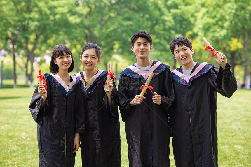 年轻大学生毕业合照形象图片