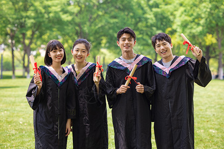 毕业与友情年轻大学生毕业合照形象背景