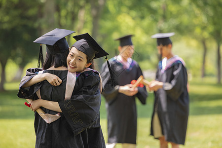 拍毕业照的学生大学闺蜜拍毕业照时拥抱背景